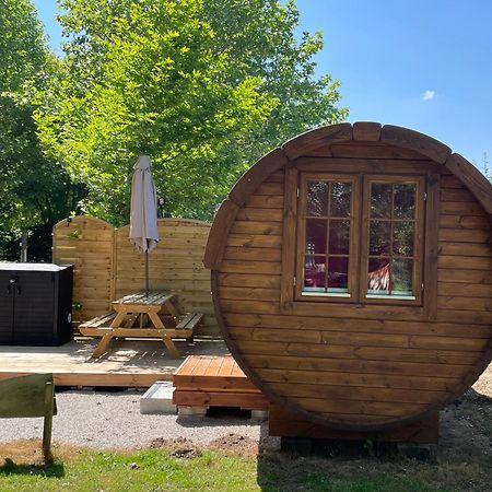 Tonneau Herbergement Insolite Au Camping Des Nieres Ebreuil Exteriér fotografie