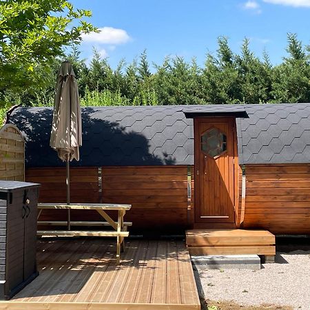 Tonneau Herbergement Insolite Au Camping Des Nieres Ebreuil Exteriér fotografie