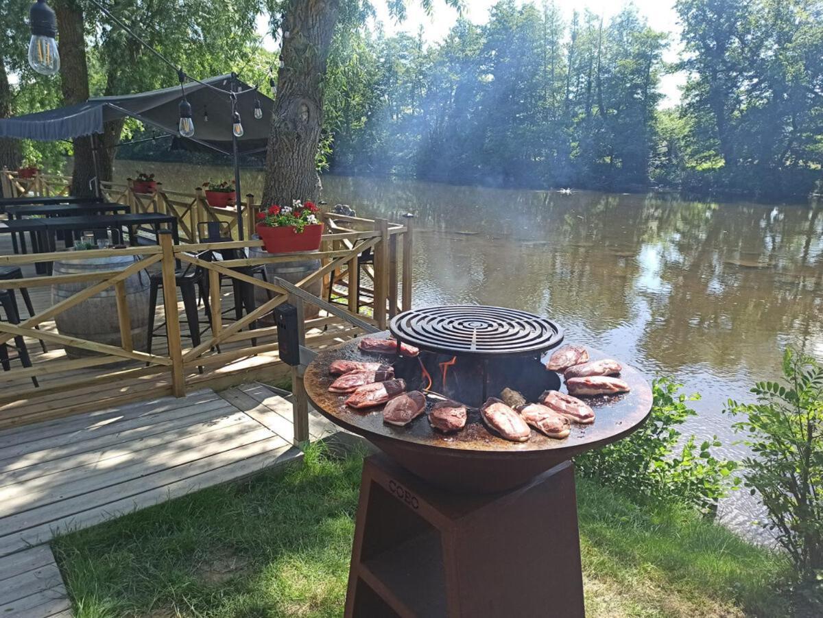 Tonneau Herbergement Insolite Au Camping Des Nieres Ebreuil Exteriér fotografie