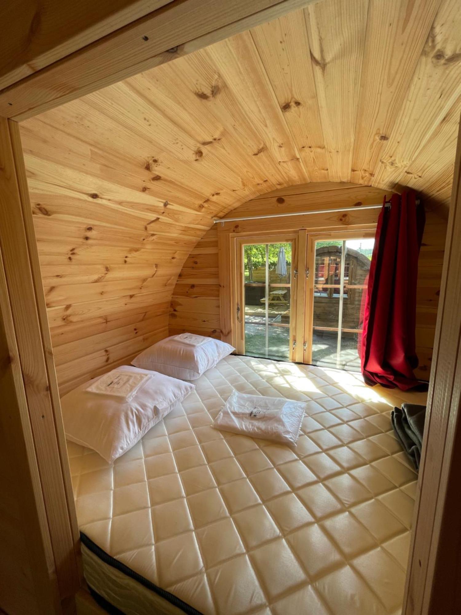Tonneau Herbergement Insolite Au Camping Des Nieres Ebreuil Exteriér fotografie