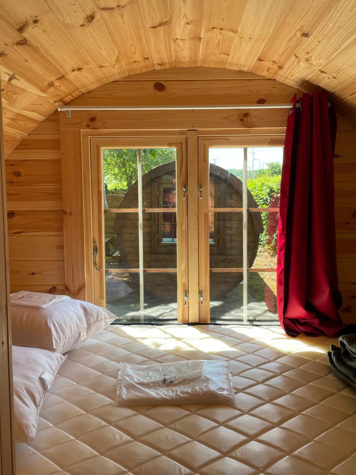 Tonneau Herbergement Insolite Au Camping Des Nieres Ebreuil Exteriér fotografie