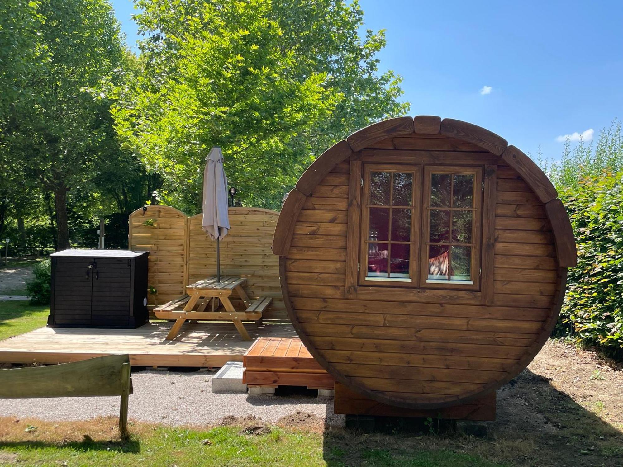 Tonneau Herbergement Insolite Au Camping Des Nieres Ebreuil Exteriér fotografie