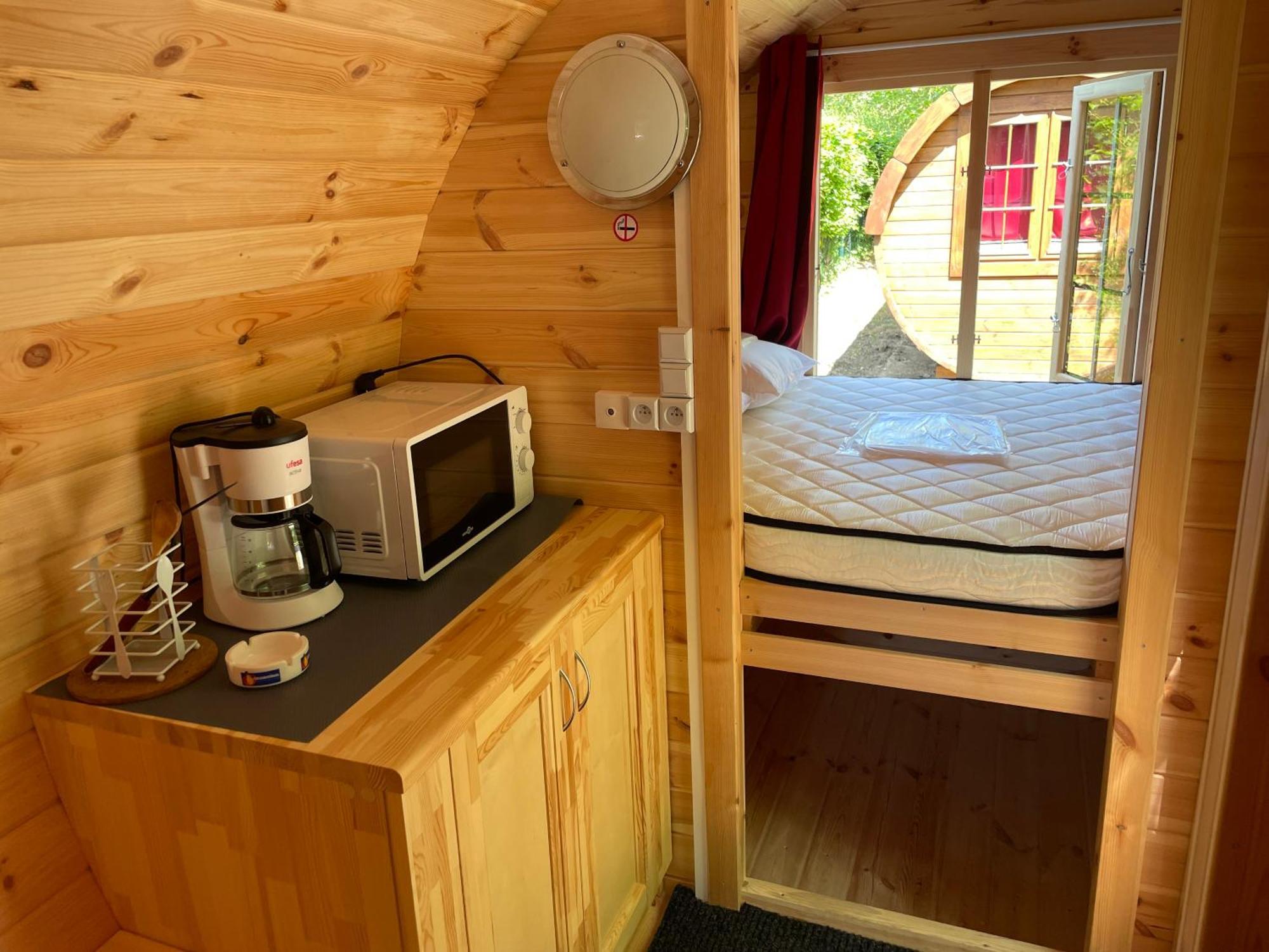 Tonneau Herbergement Insolite Au Camping Des Nieres Ebreuil Exteriér fotografie
