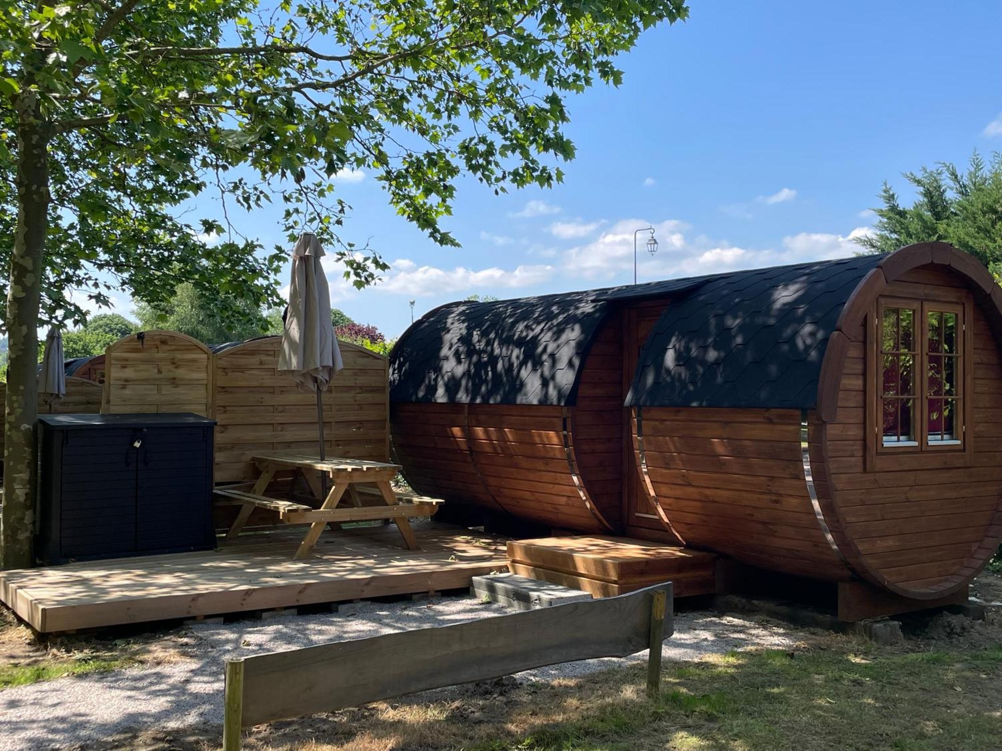 Tonneau Herbergement Insolite Au Camping Des Nieres Ebreuil Exteriér fotografie