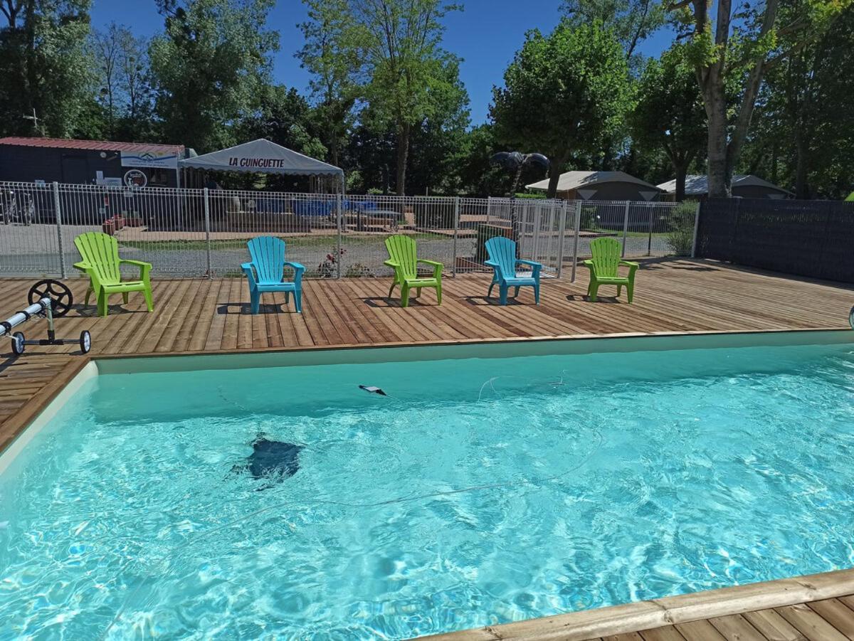 Tonneau Herbergement Insolite Au Camping Des Nieres Ebreuil Exteriér fotografie